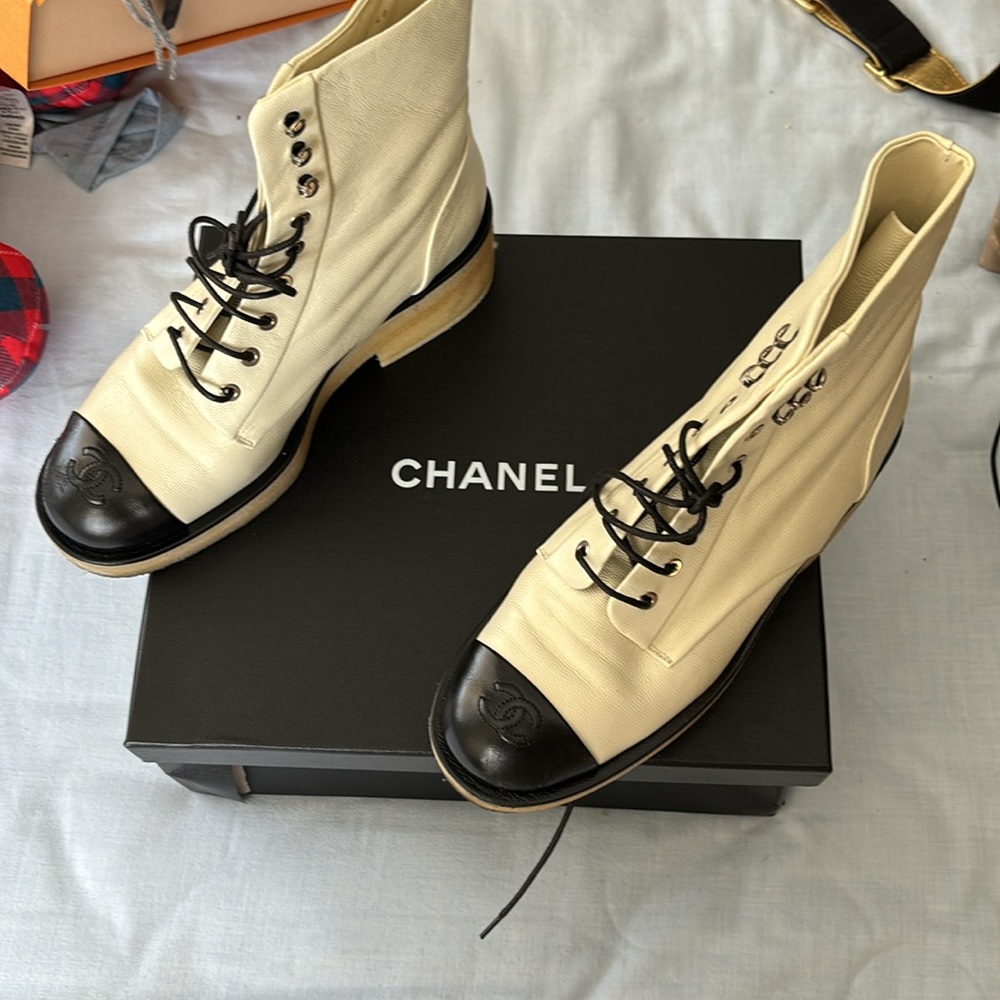 Cream and black tie up Chanel boot - Picture 2 of 11